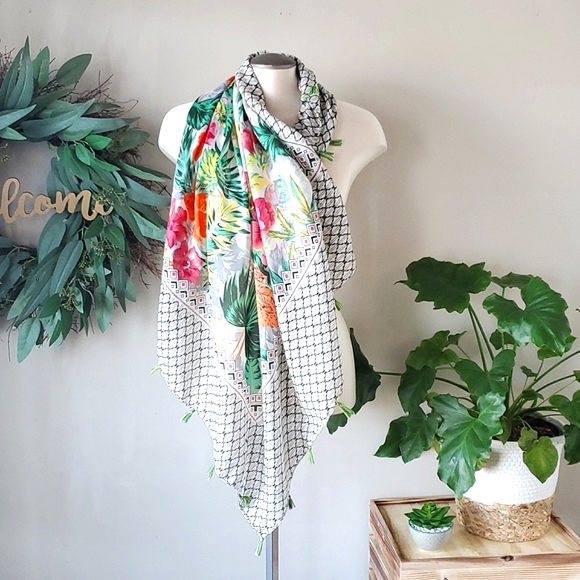 Floral and geometric print scarf - Picture 1 of 4